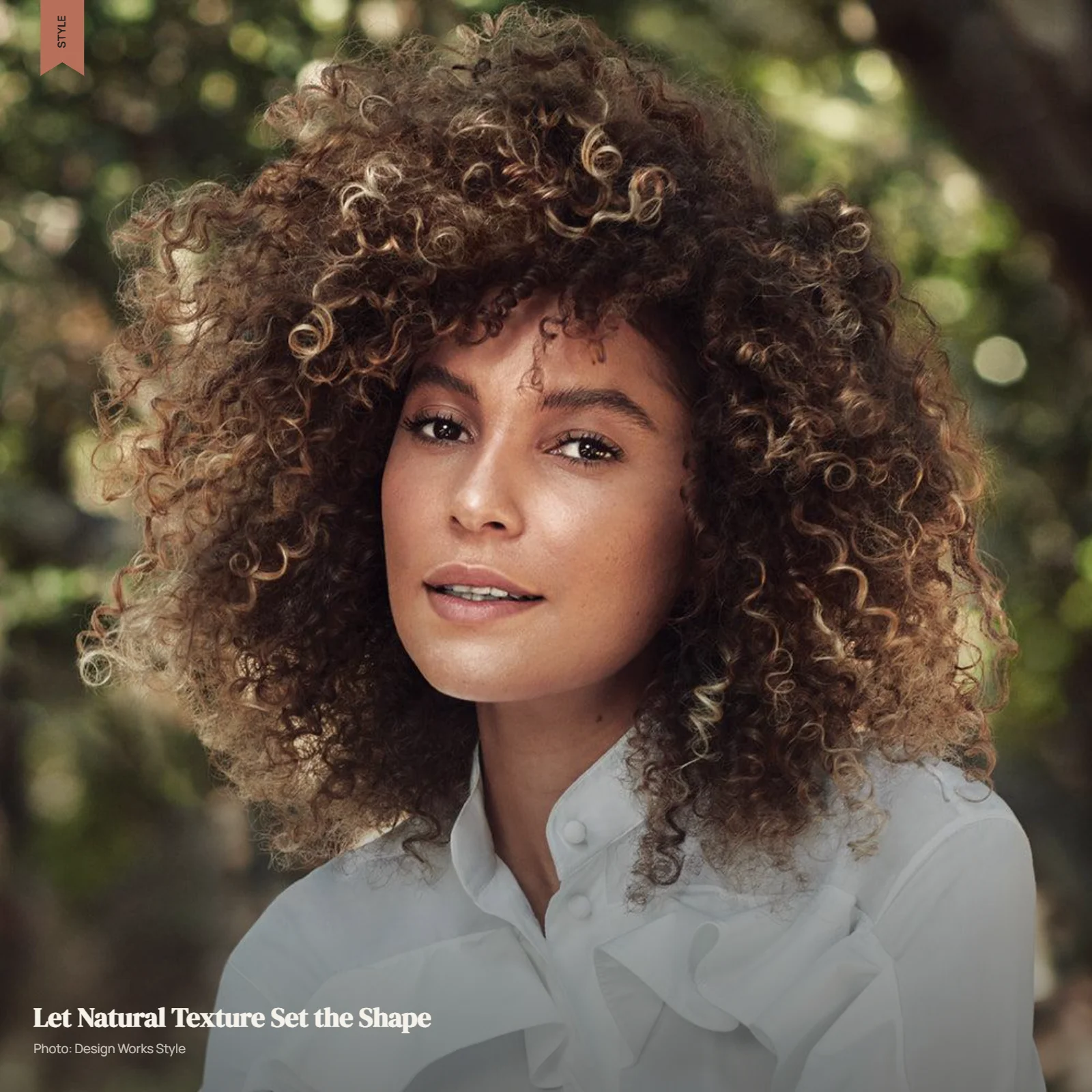 Natural curls with defined texture and controlled volume through the crown