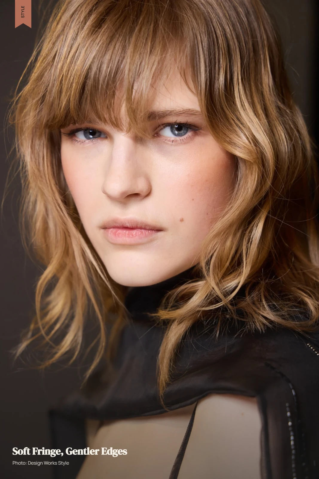Soft light fringe with a relaxed textured perimeter