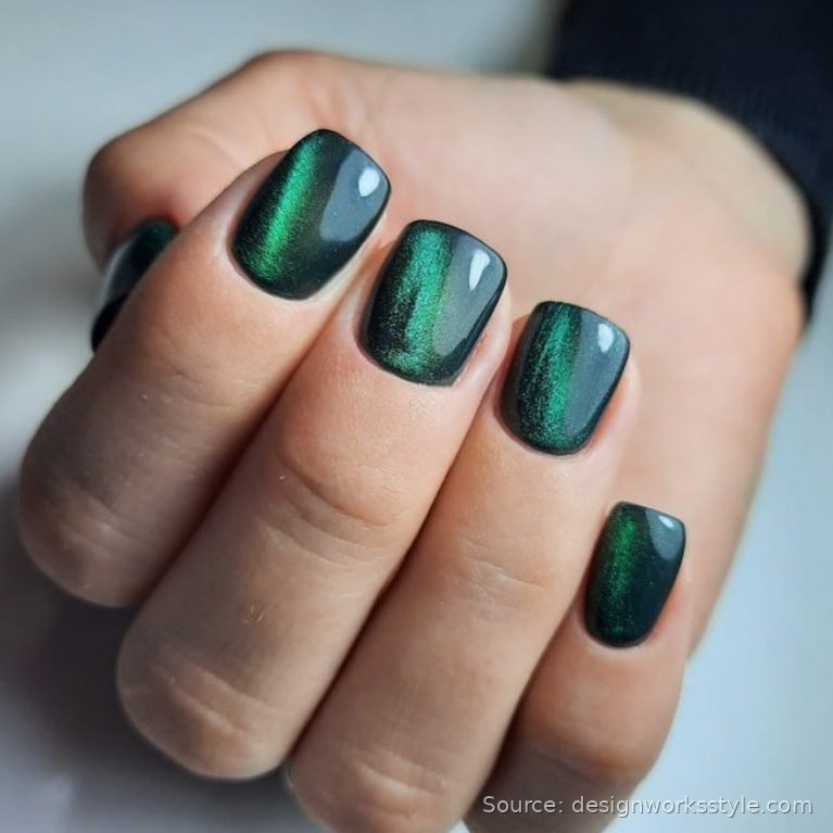 Dark green magnetic cat eye nails