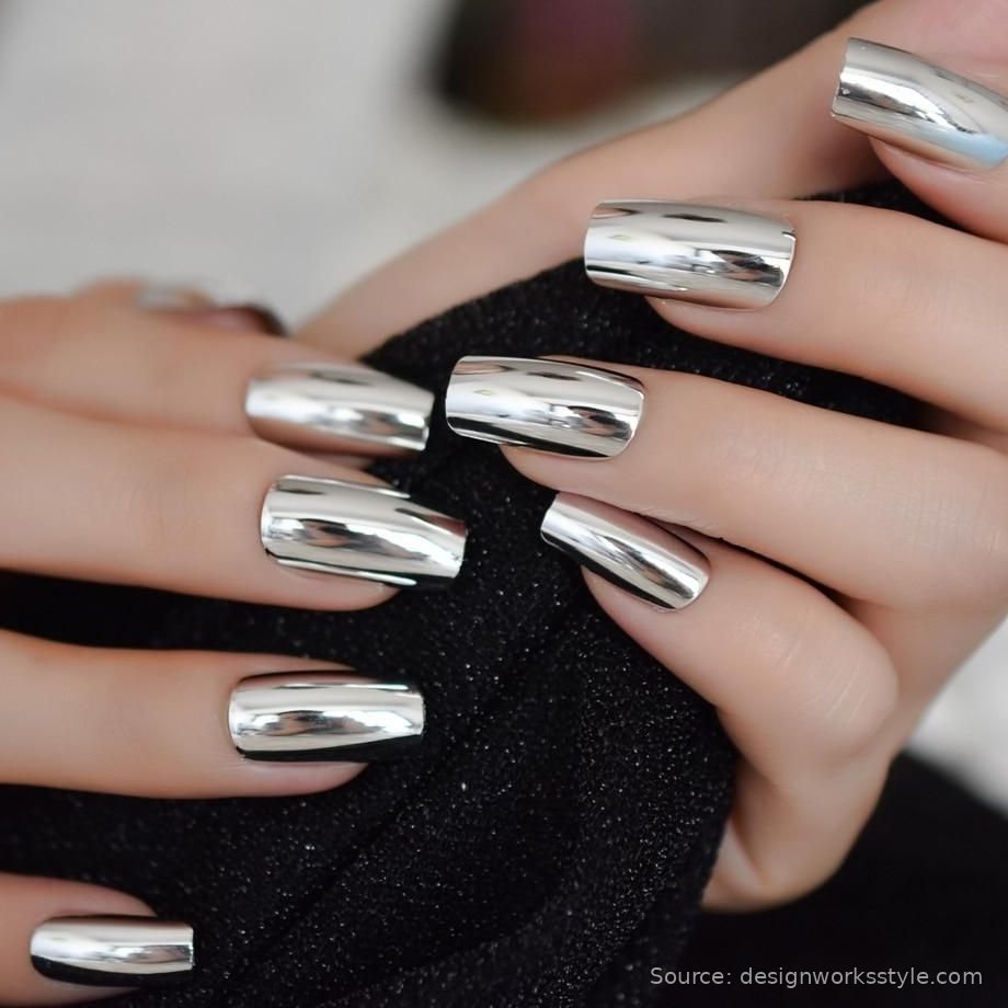 Mirror silver chrome nails on short square nails
